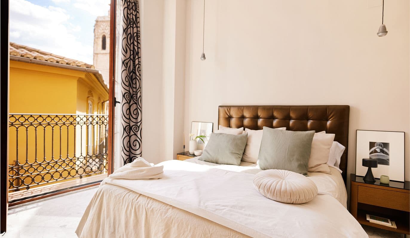 Dormitorio luminoso con balcón de hierro forjado en apartamento de Edificio Calle Juristas, Ciutat Vella