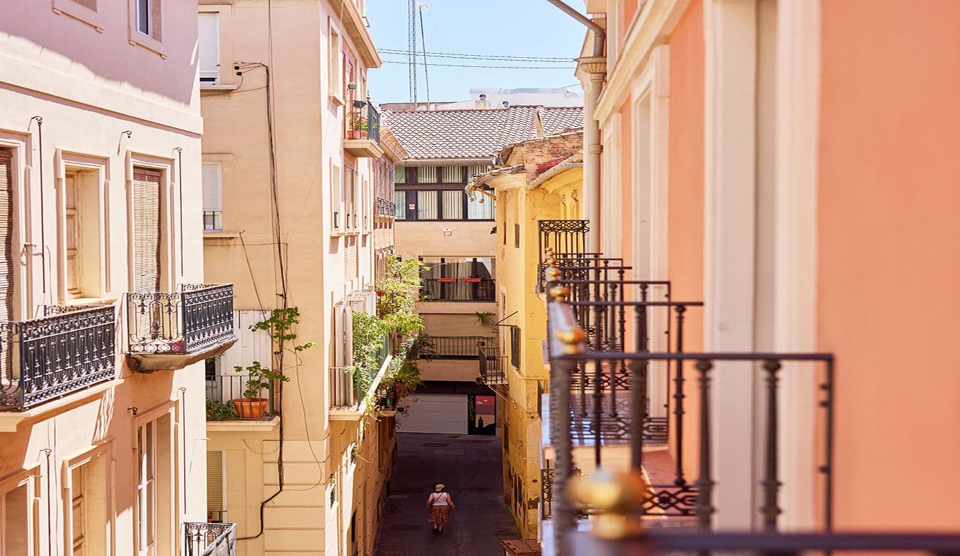 Vista de calle estrecha con balcones tradicionales en Ciutat Vella desde Edificio Calle Juristas